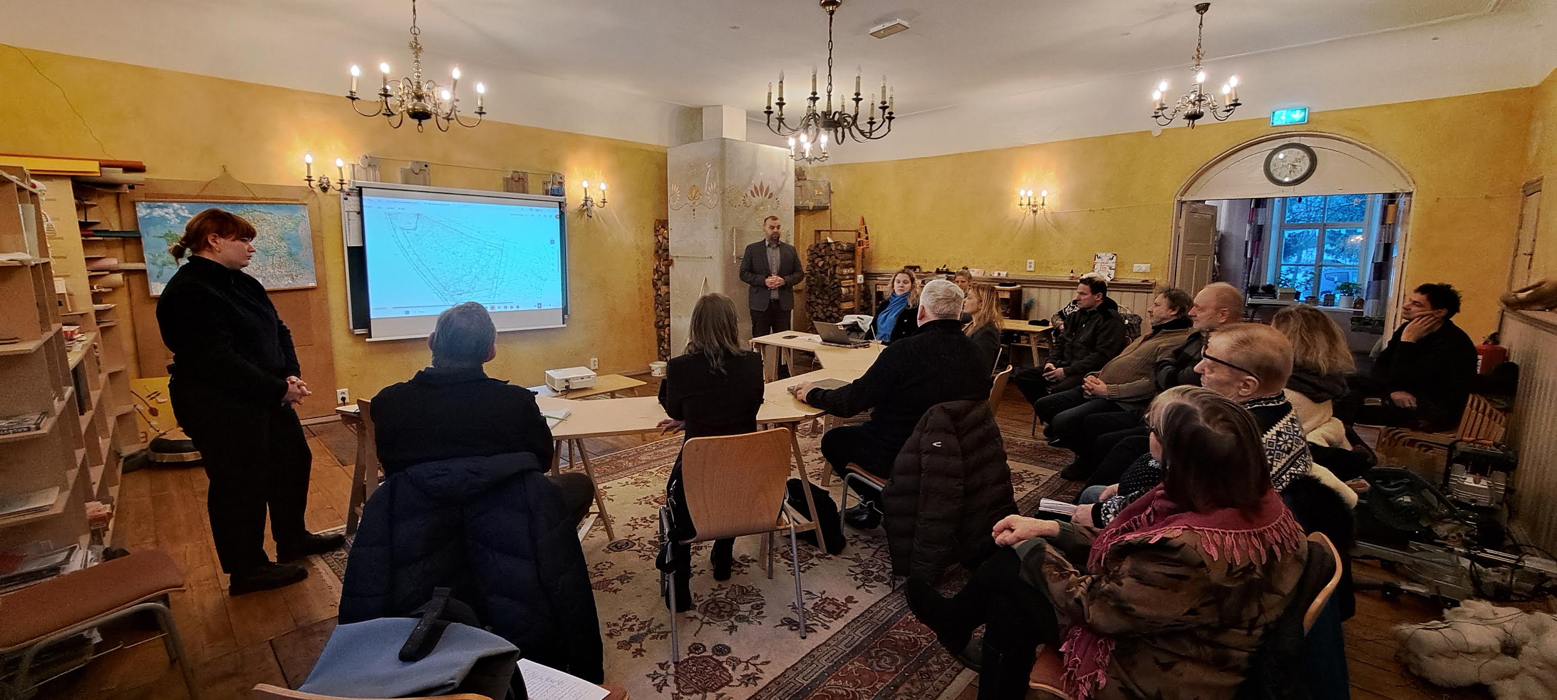 Möödunud kolmapäeval arutas kohapeal 17 inimest Sänna kultuurimõisa Sänna liivakarjääri muudetud keskkonnaloa teemat. Veebi kaudu osales arutelul veel kaks inimest. Foto: MARGIT PÄKK / RÕUGE VALLAVALITSUS